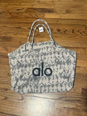 ALO Yoga Gray and Cream Patterned Tote Bag